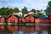 Porvoo (Borg), gli antichi magazzini rosso ruggine allineati lungo le rive del fiume Porvoonjoki, vera icona della citt.  